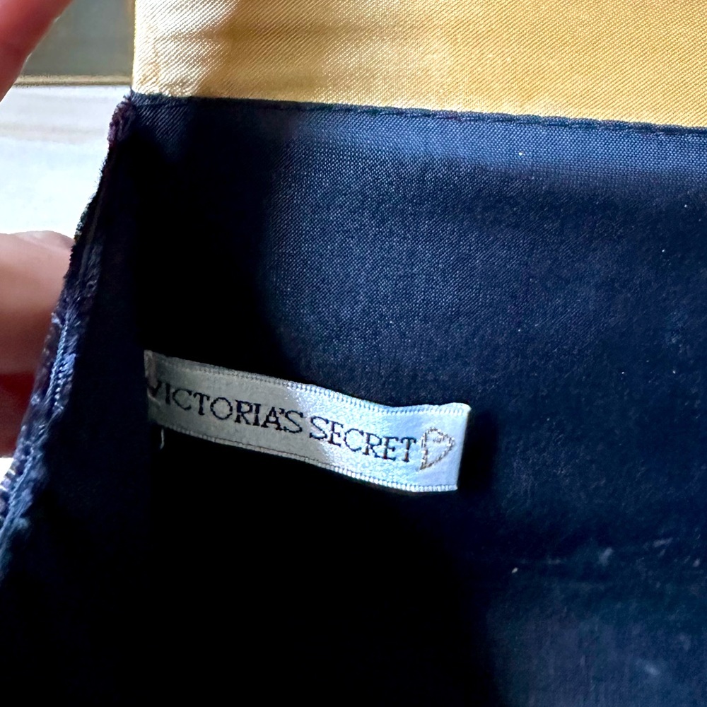 VICTORIA SECRET BLACK VELVET CLUTCH. - Picture 7 of 7